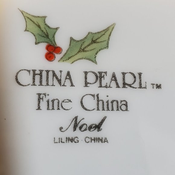 China Pearl Noel Serving Vegetable Bowl Black Backstamp Holly Berries - Picture 7 of 7